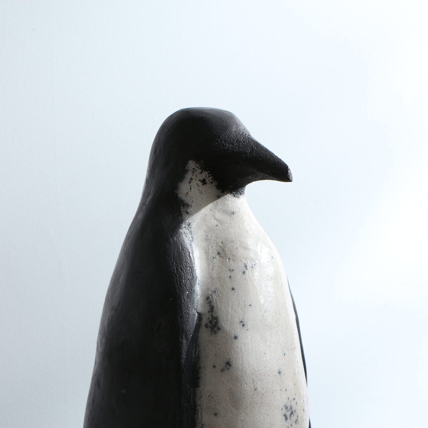 Sculpture de manchot en céramique raku