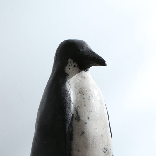 Sculpture de manchot en céramique raku