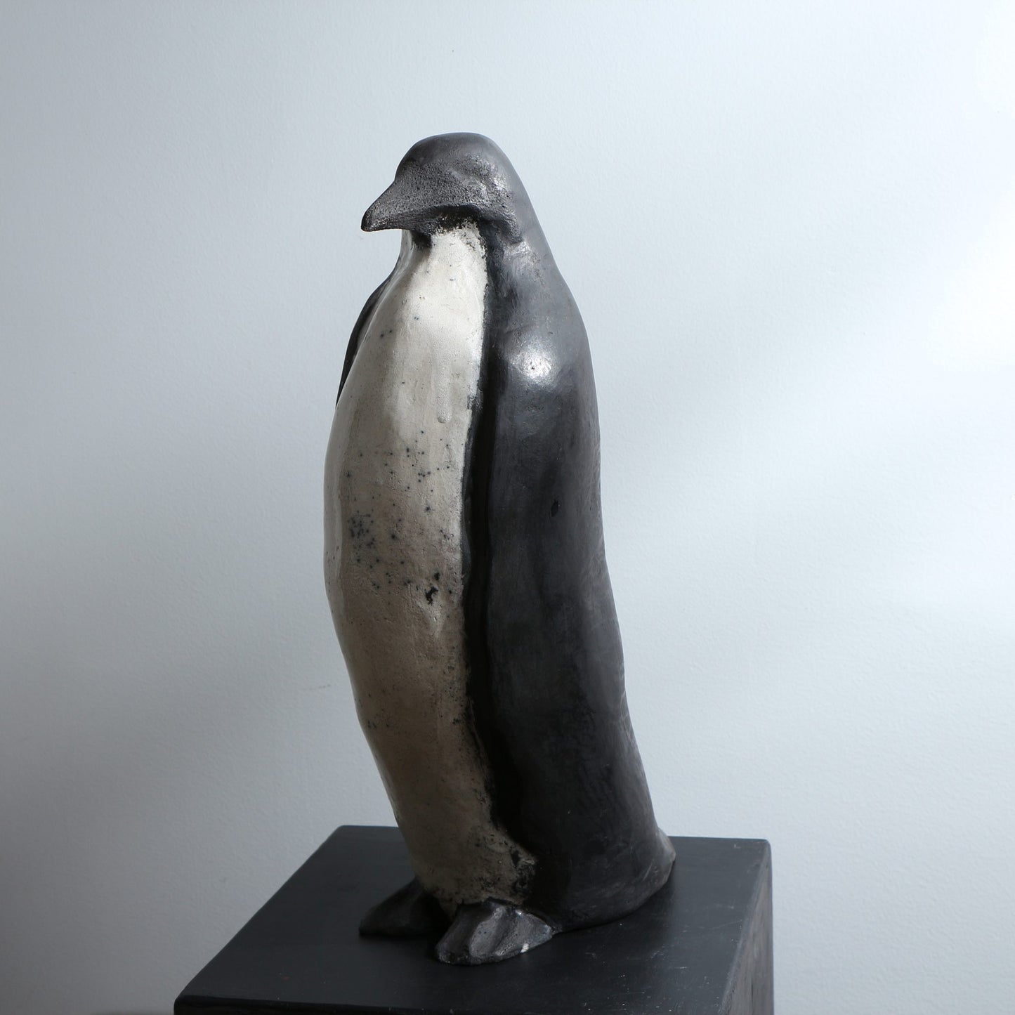 Sculpture de manchot en céramique raku