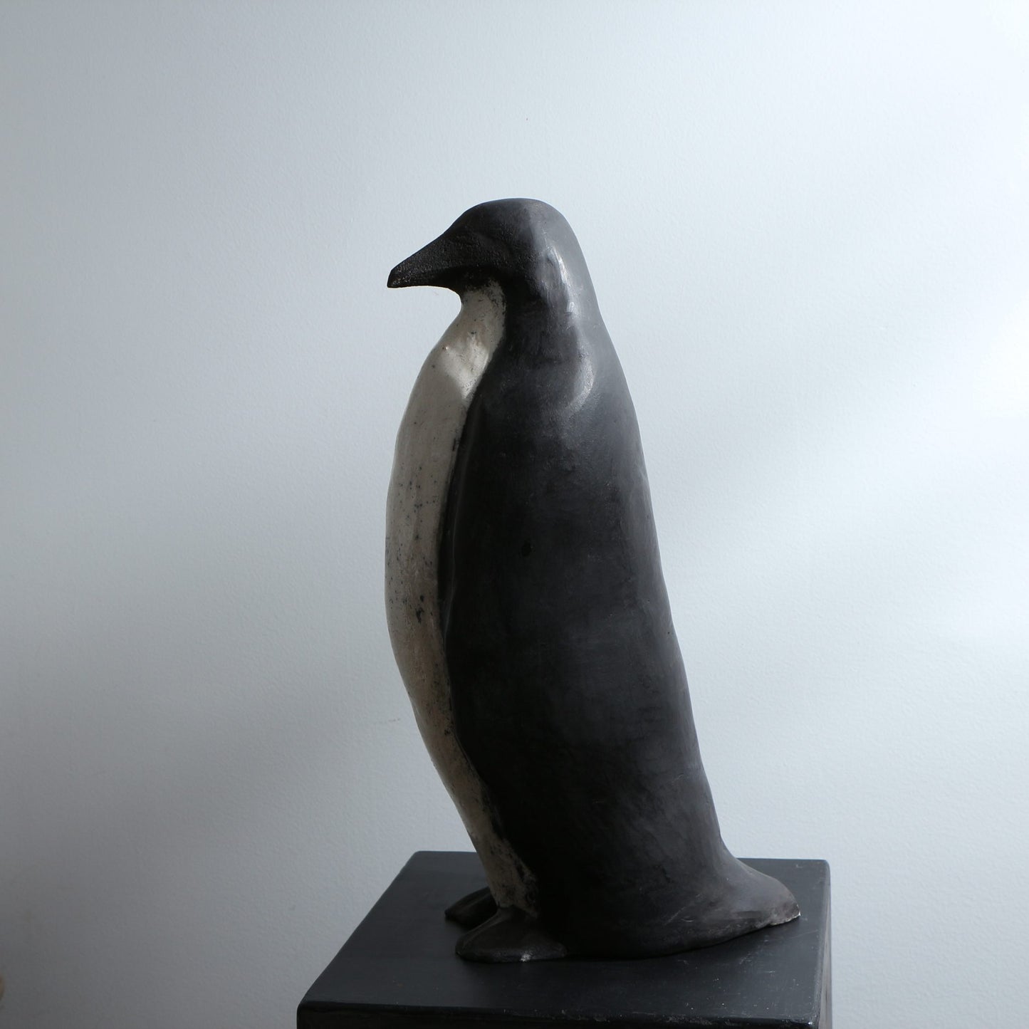 Sculpture de manchot en céramique raku