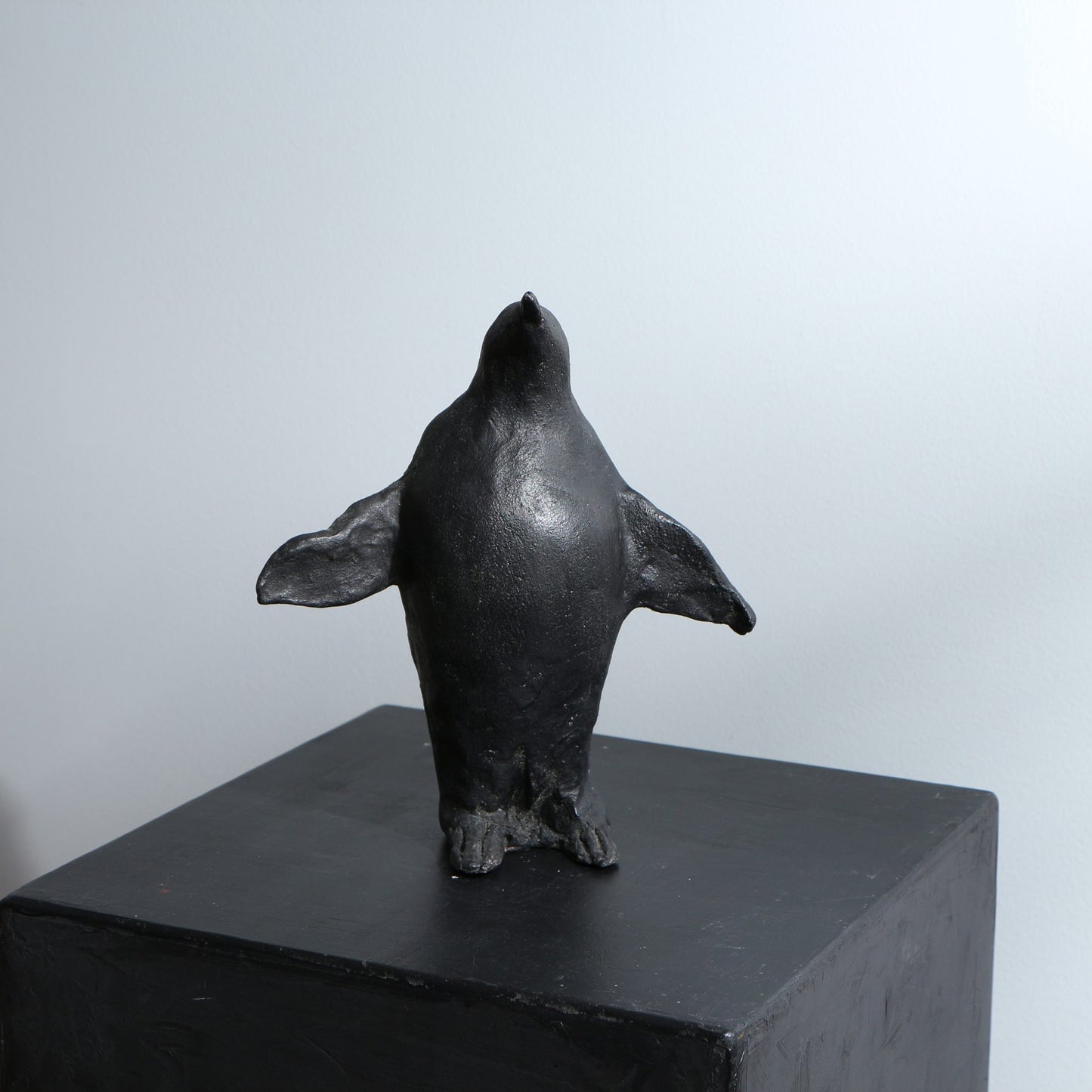 Sculpture de manchot en céramique – terre noire