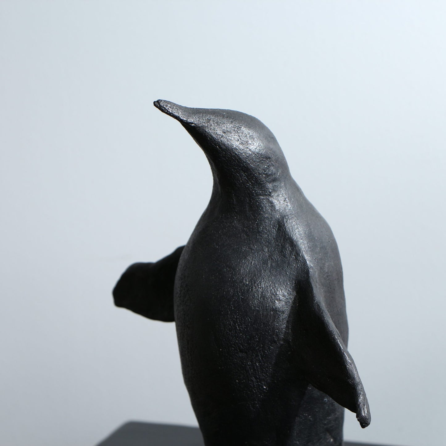 Sculpture de manchot en céramique – terre noire