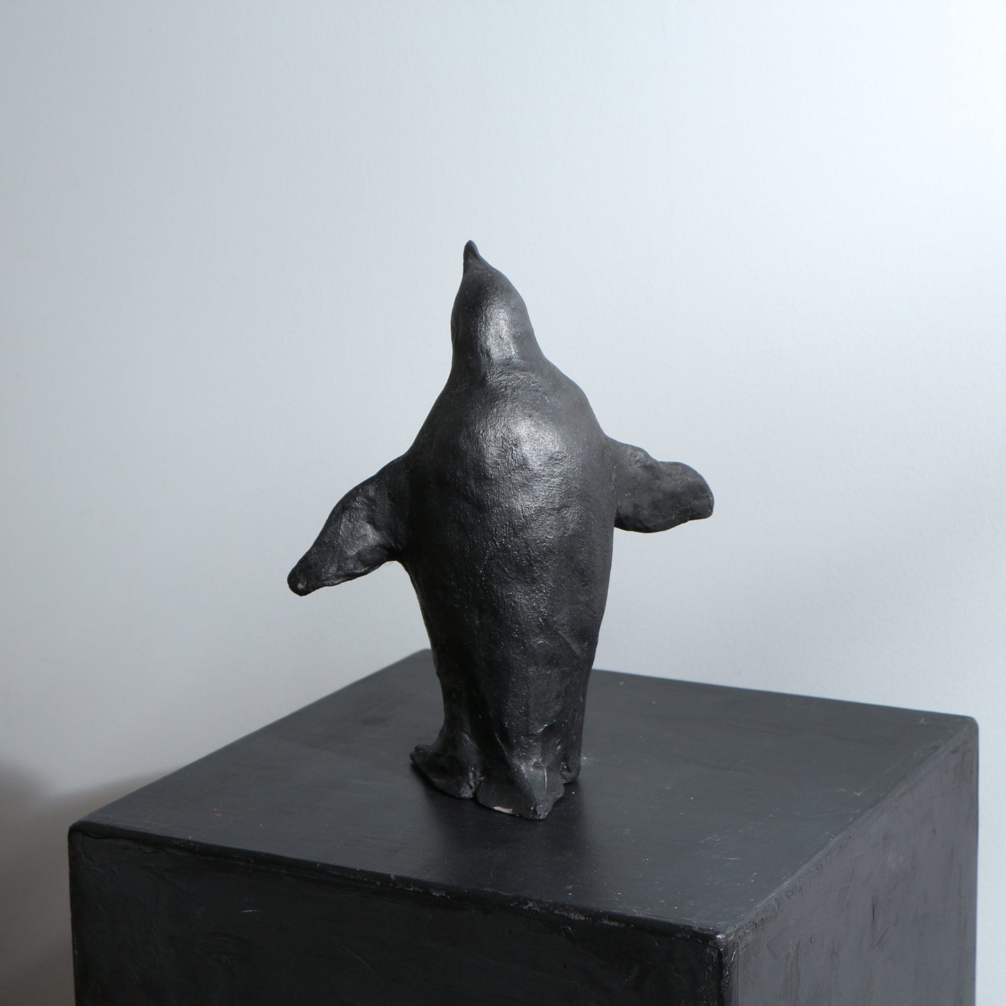 Sculpture de manchot en céramique – terre noire