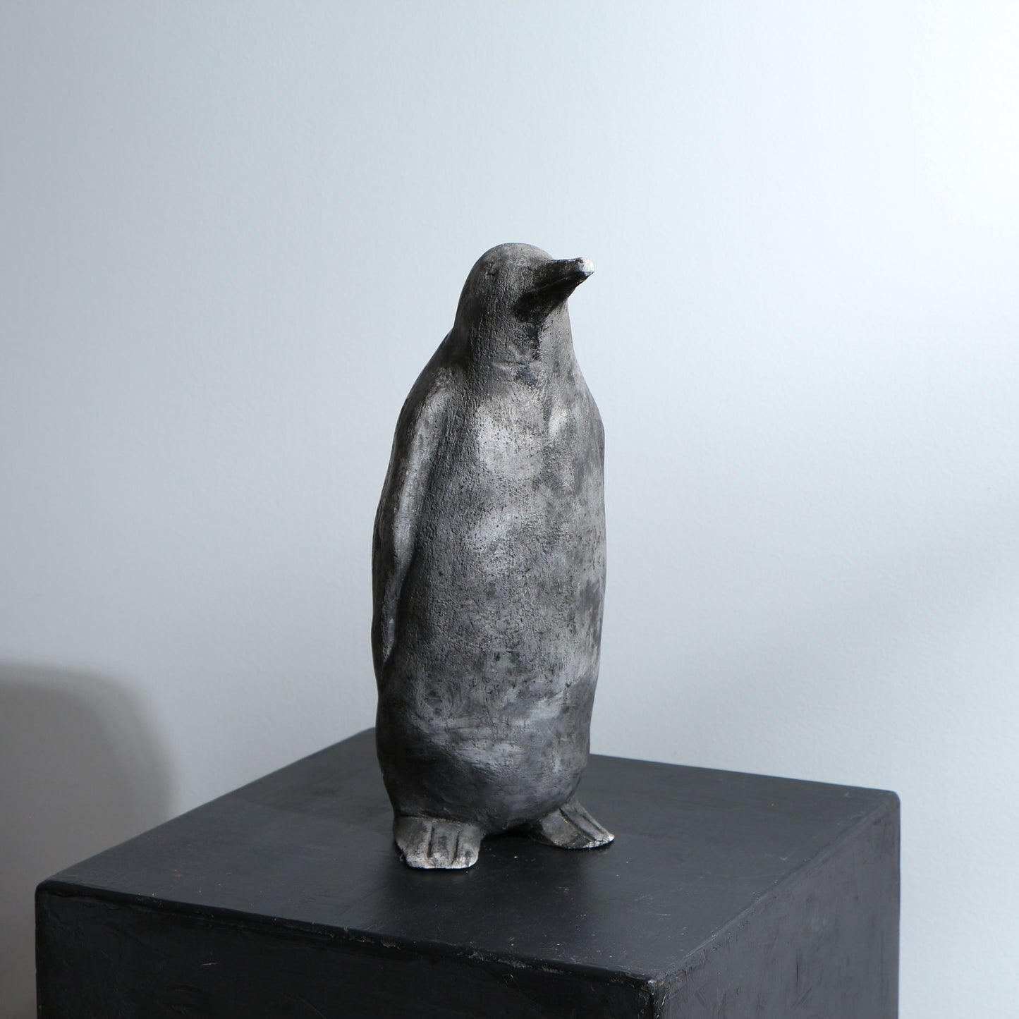 Sculpture de manchot en céramique – terre noire