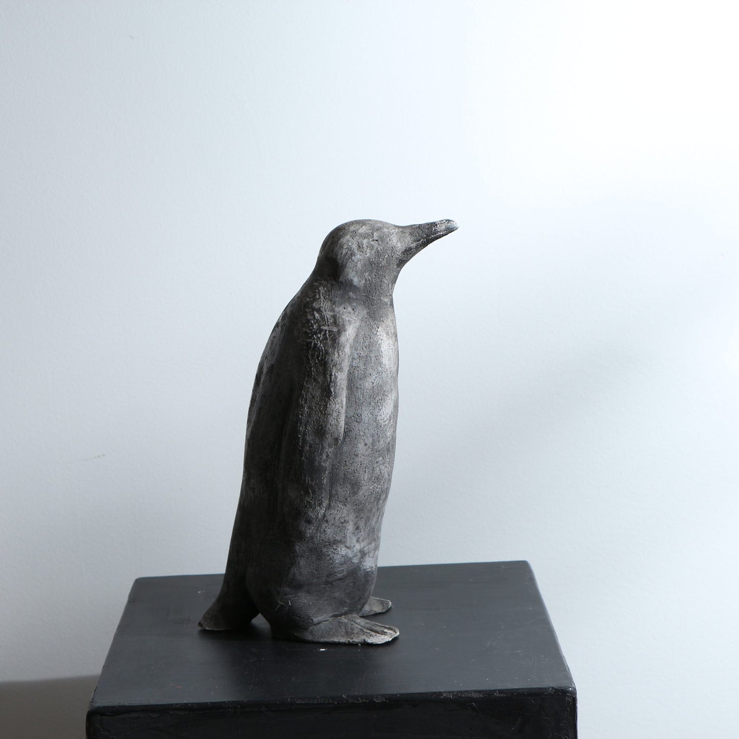 Sculpture de manchot en céramique – terre noire