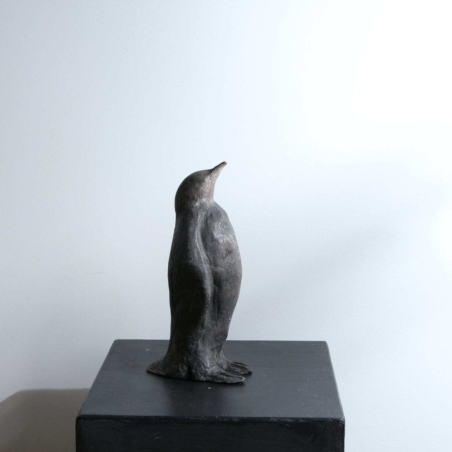 Sculpture de manchot en céramique – terre noire