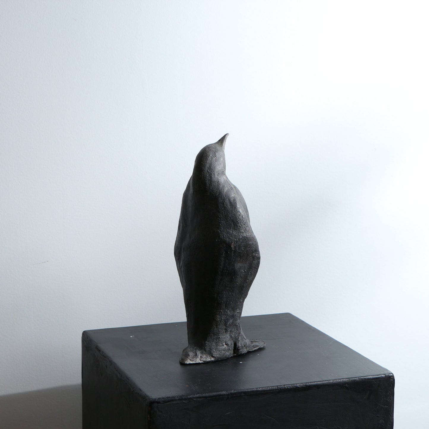 Sculpture de manchot en céramique – terre noire
