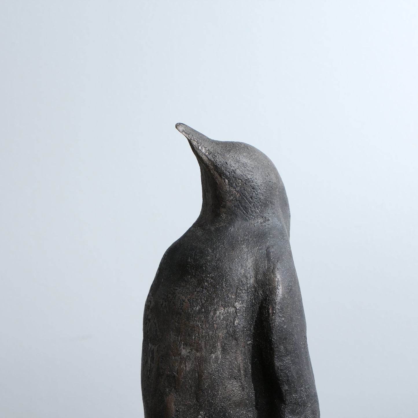 Sculpture de manchot en céramique – terre noire