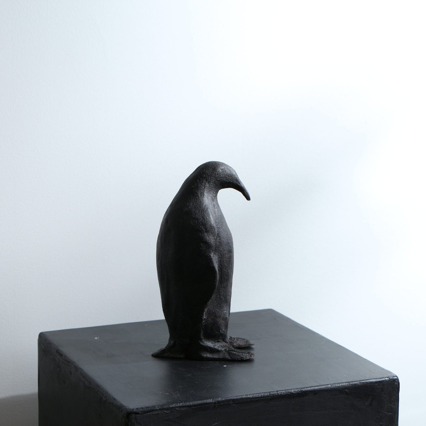 Sculpture de manchot en céramique – terre noire