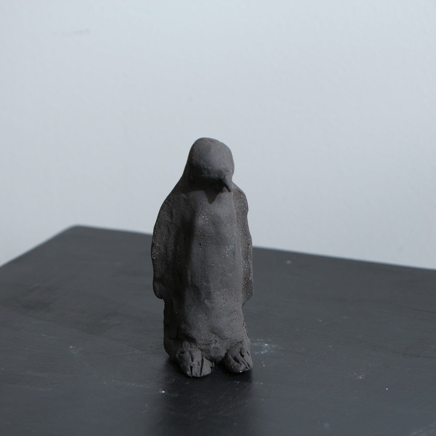 Sculpture de manchot en céramique – terre noire