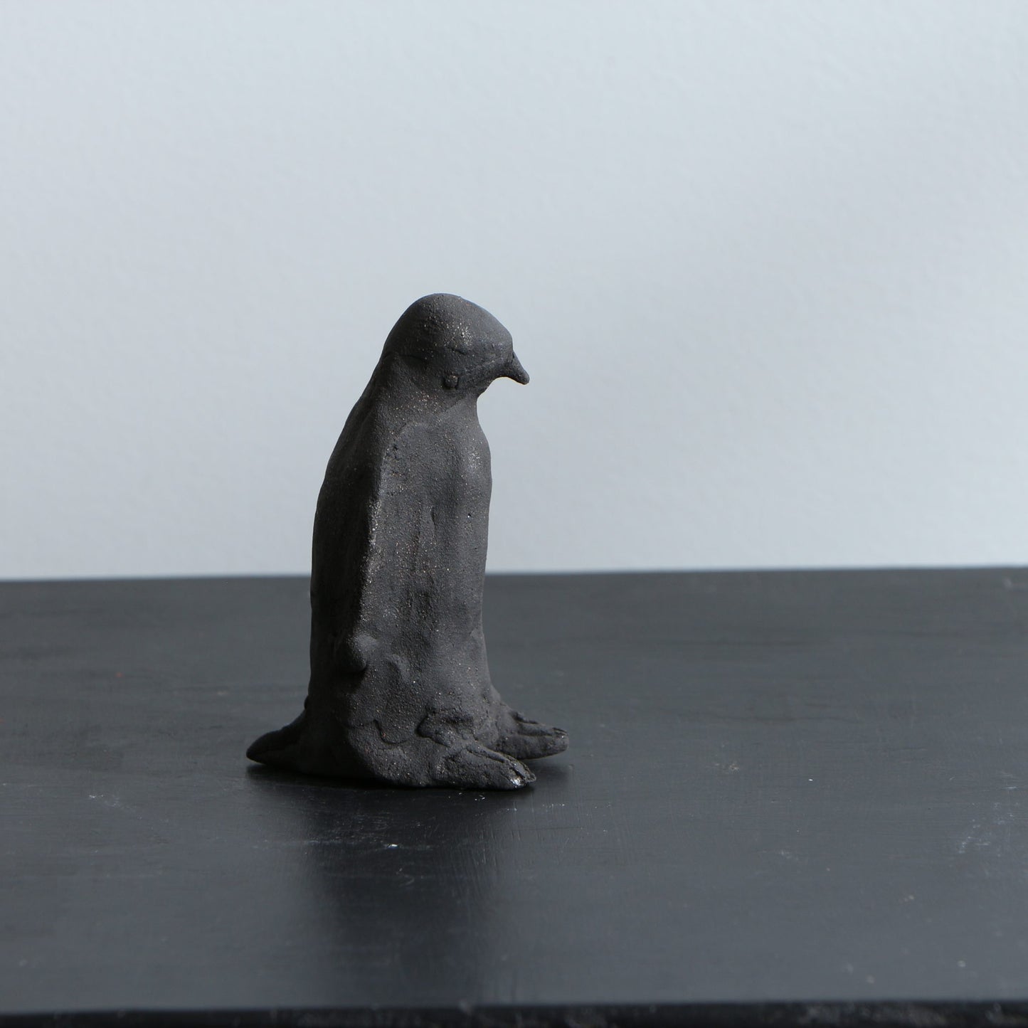Sculpture de manchot en céramique – terre noire