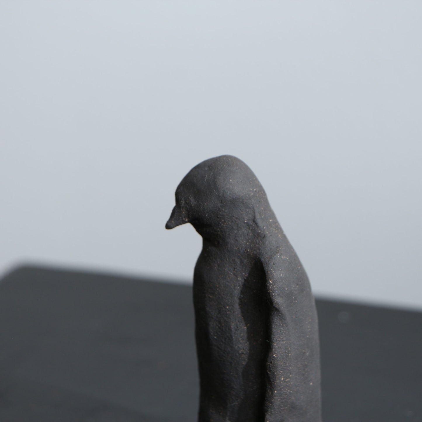 Sculpture de manchot en céramique – terre noire