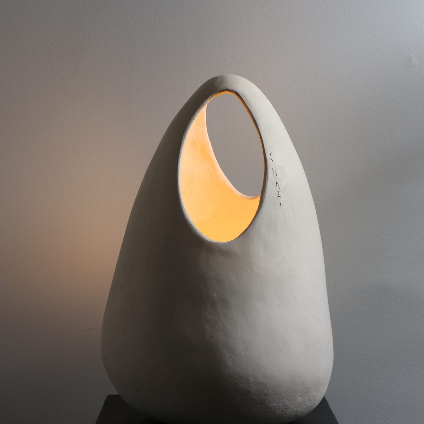 Lampe sculpture en terre sigillée – Œuf