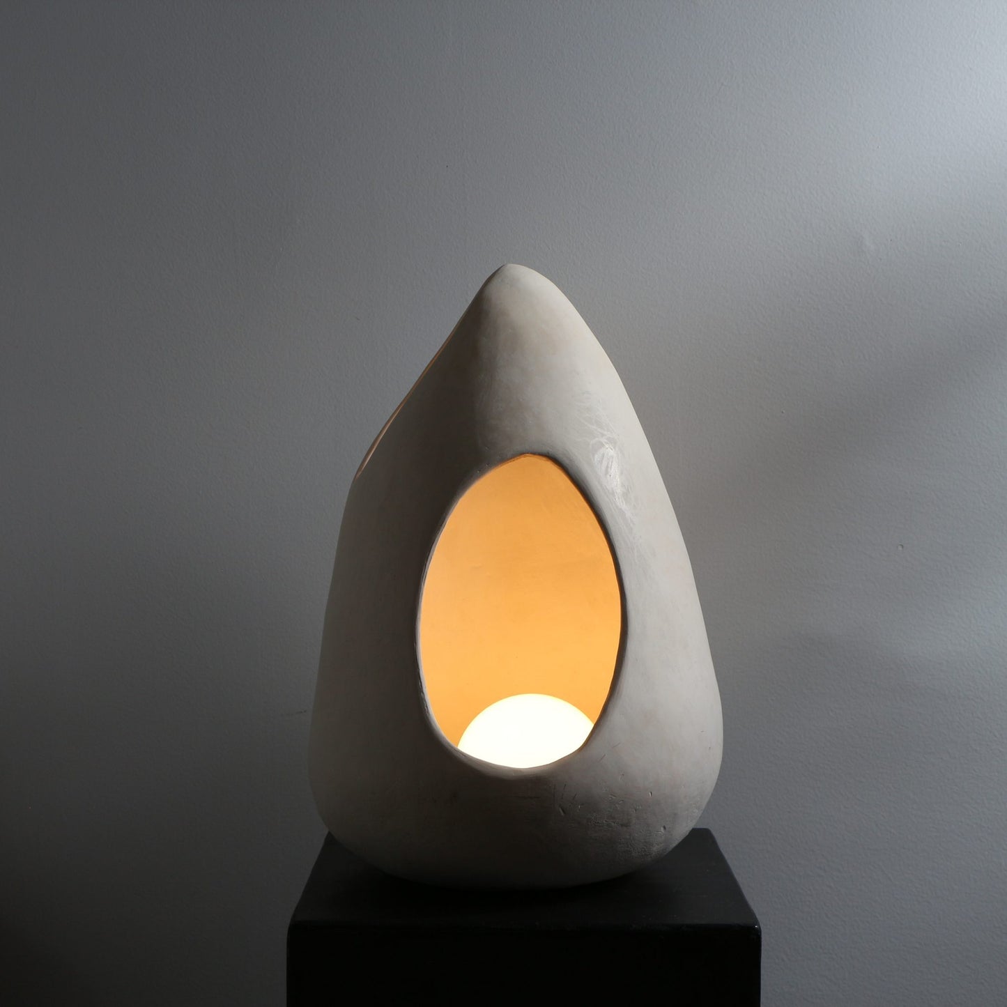 Lampe sculpture en terre sigillée – Œuf