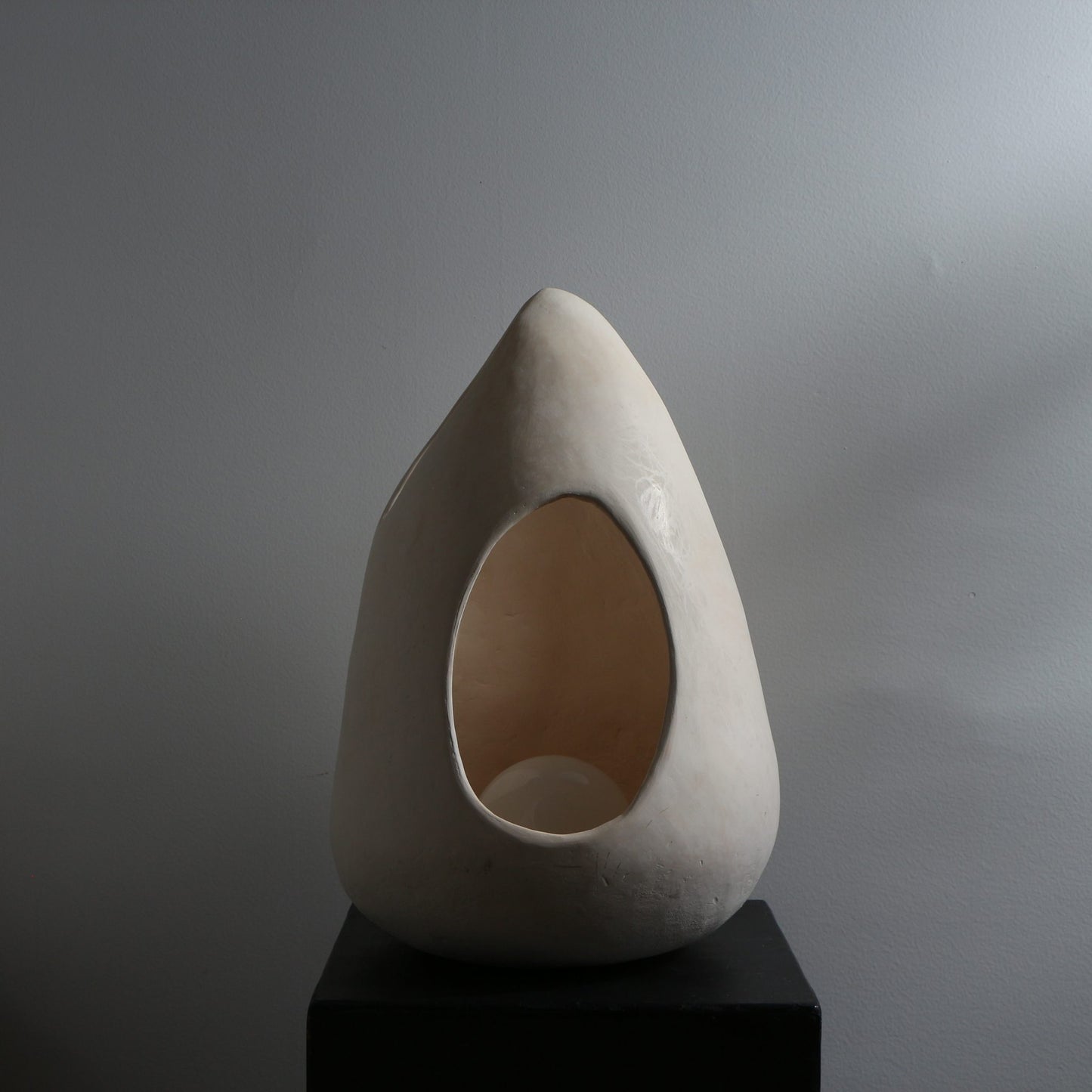 Lampe sculpture en terre sigillée – Œuf