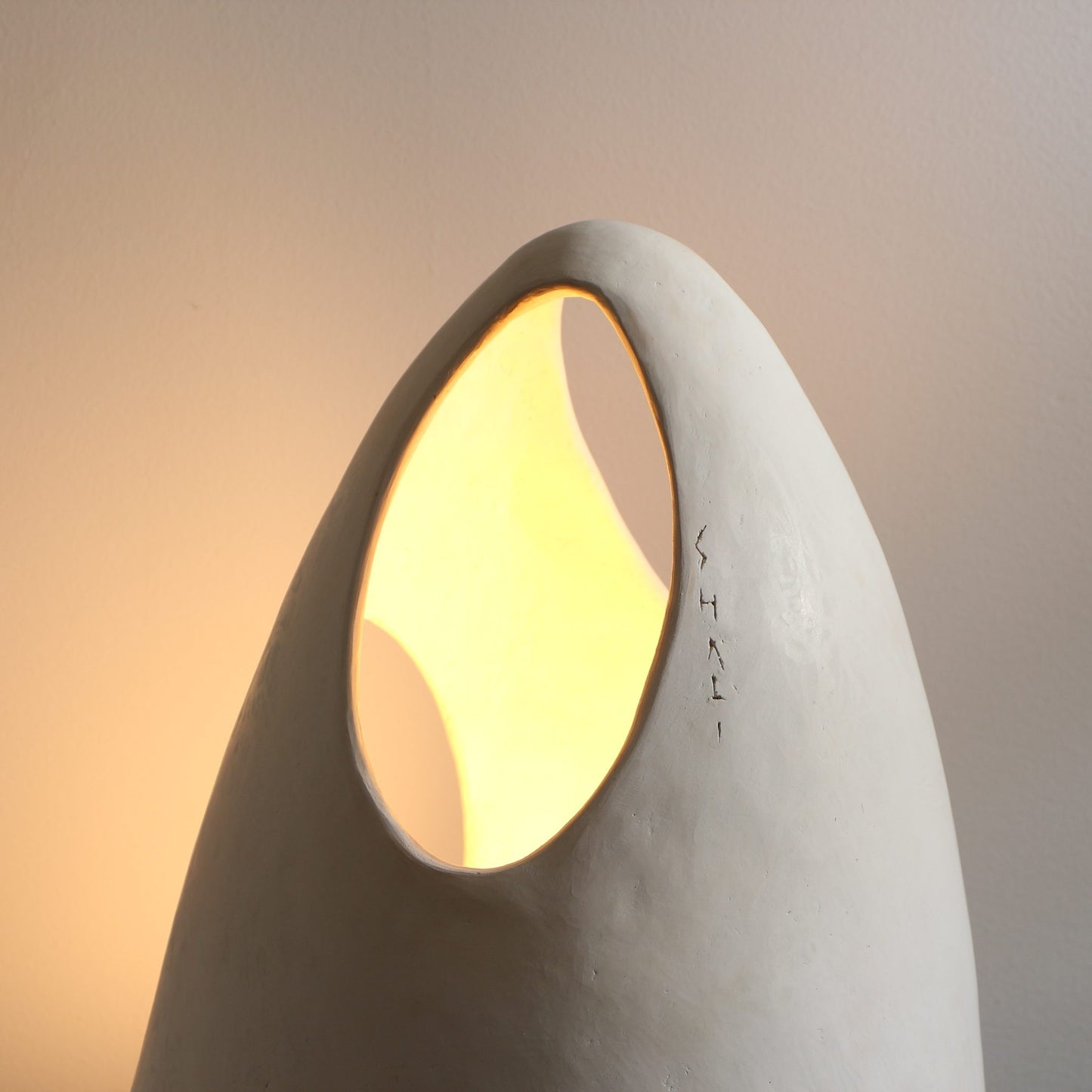 Lampe sculpture en terre sigillée – Œuf