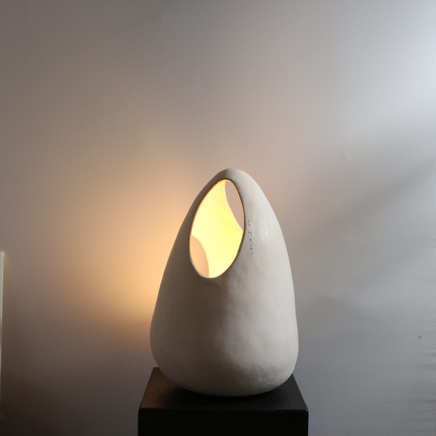 Lampe sculpture en terre sigillée – Œuf