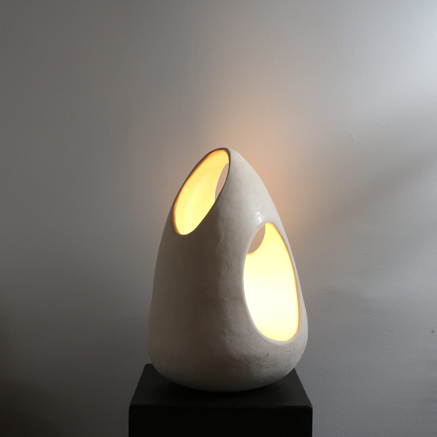 Lampe sculpture en terre sigillée – Œuf