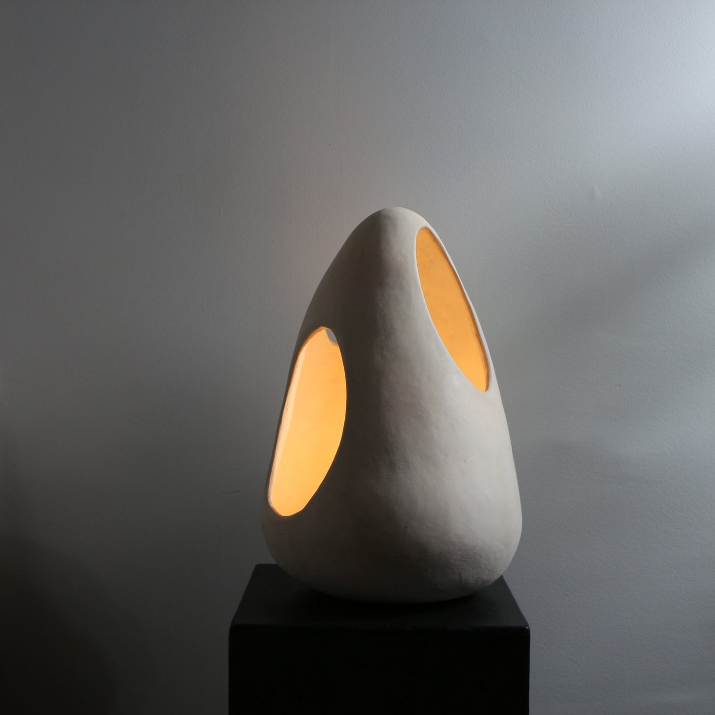 Lampe sculpture en terre sigillée – Œuf