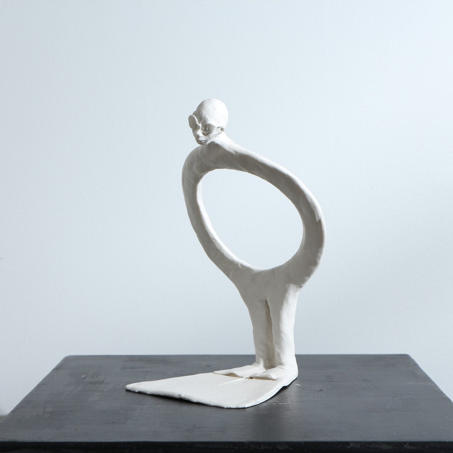 Sculpture Boya Boy en porcelaine – La Révérence