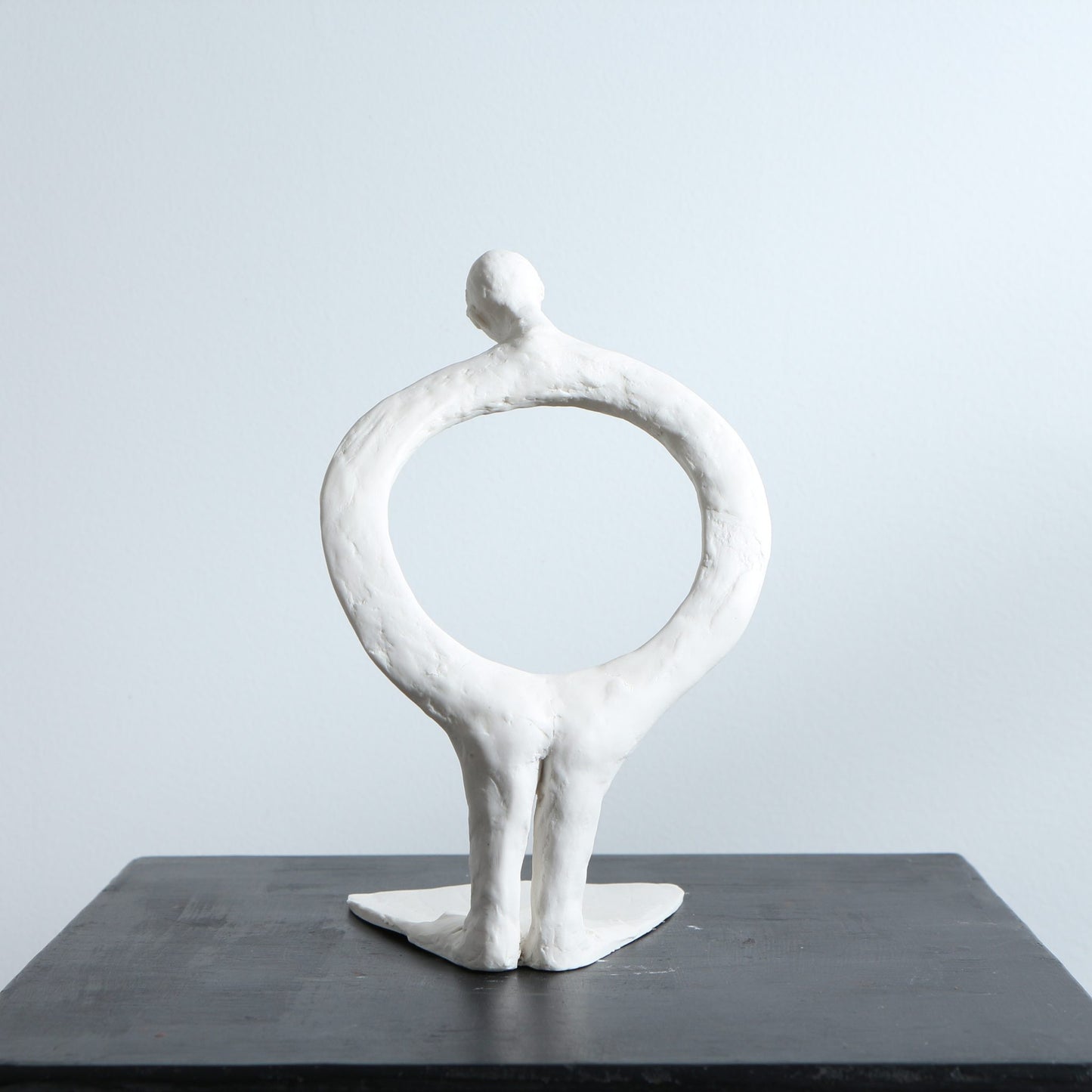 Sculpture Boya Boy en porcelaine – La Révérence