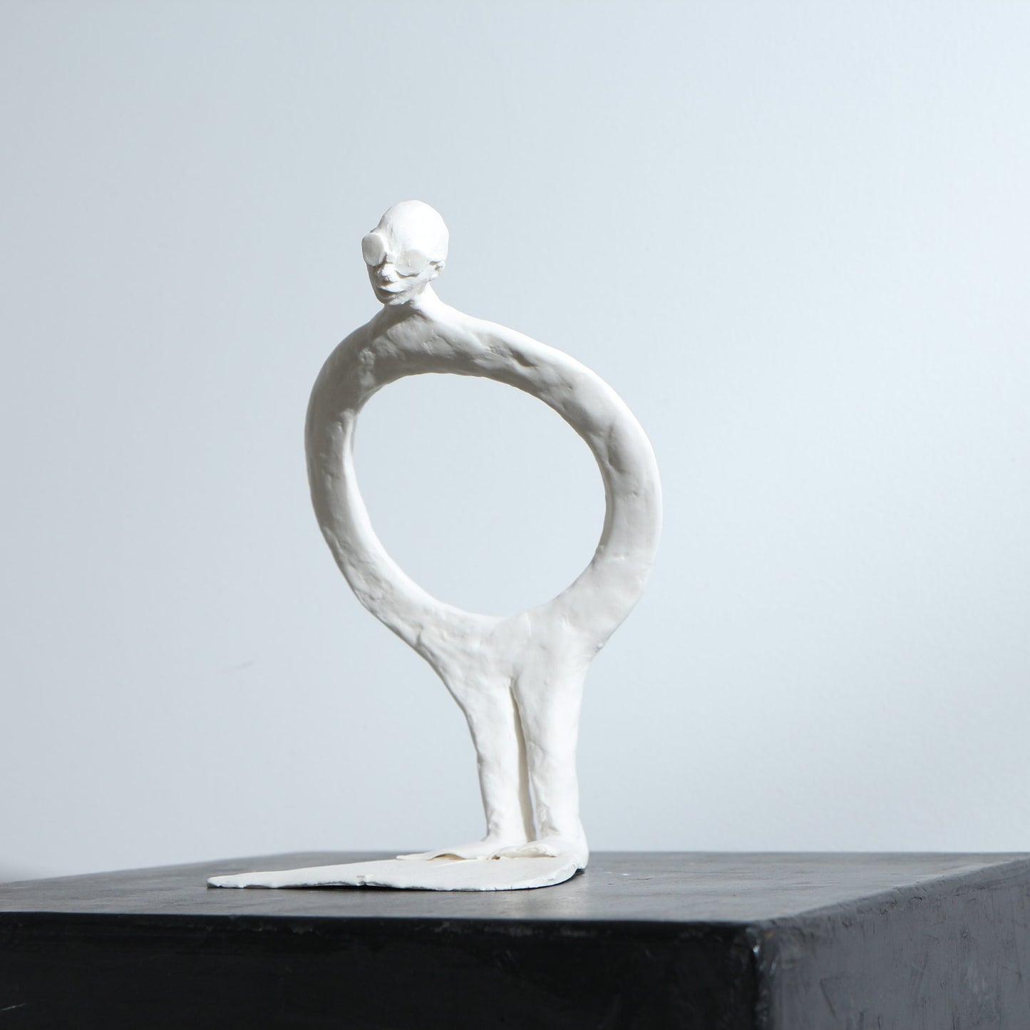 Sculpture Boya Boy en porcelaine – La Révérence