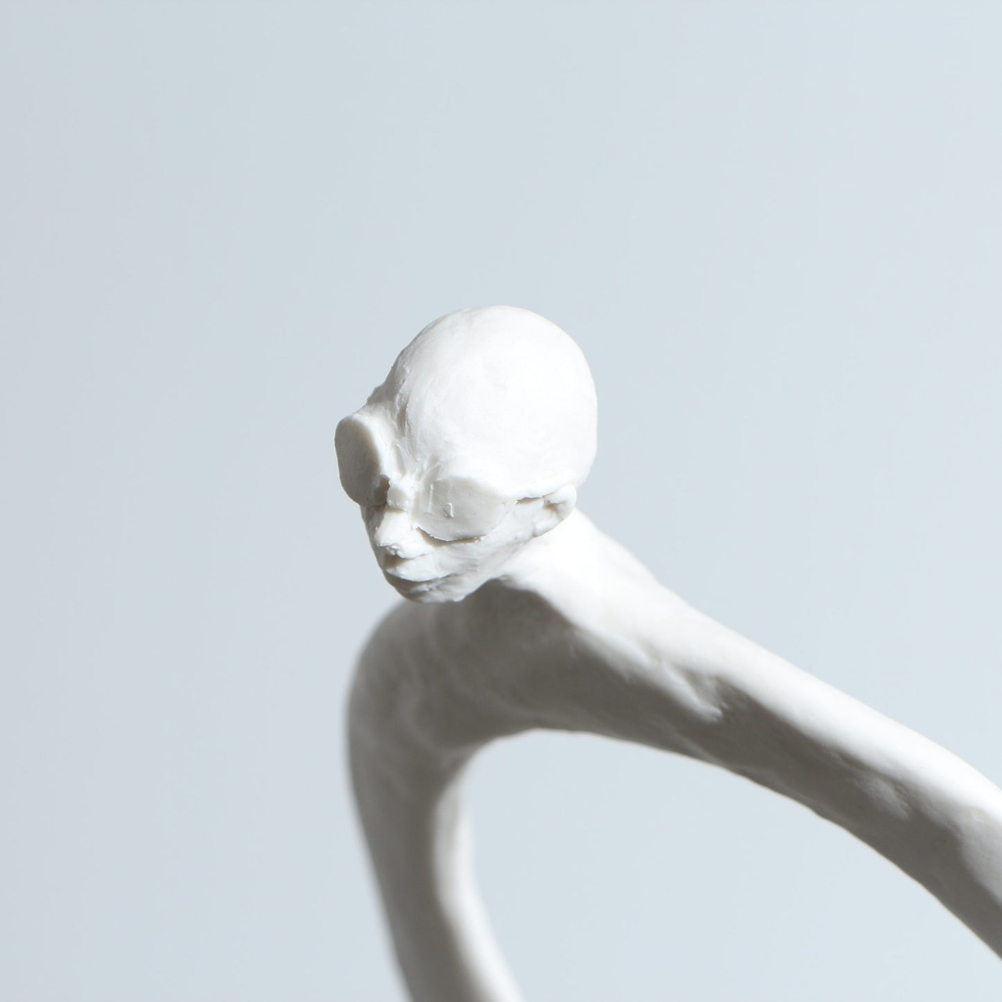 Sculpture Boya Boy en porcelaine – La Révérence