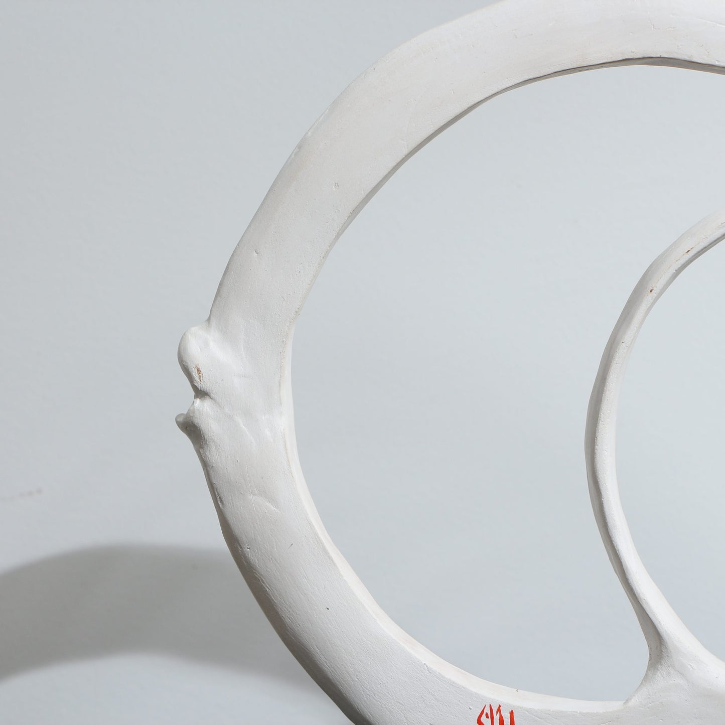 Sculpture de poisson minimaliste en porcelaine – ovoïdale
