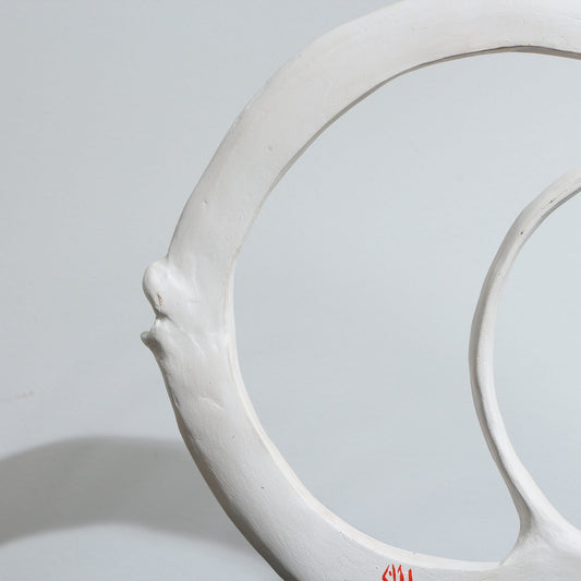 Sculpture de poisson minimaliste en porcelaine – ovoïdale