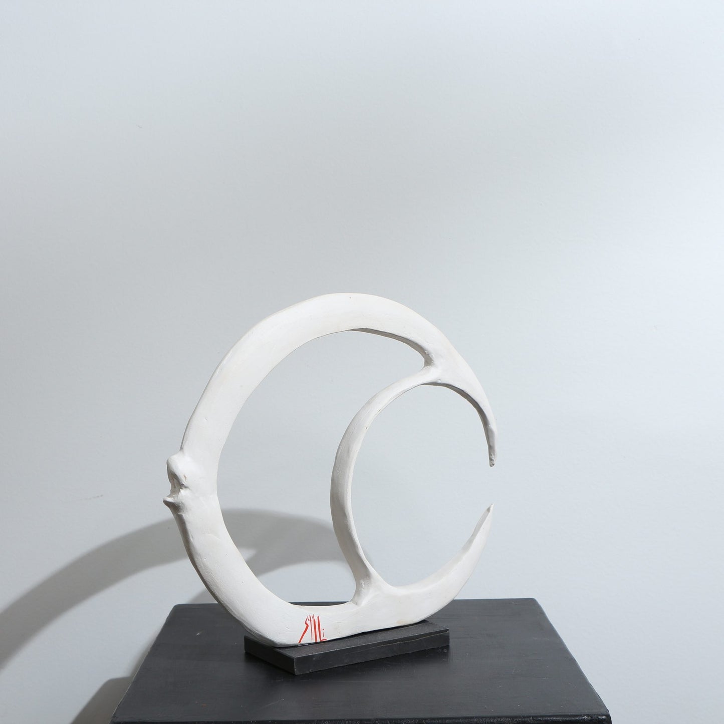 Sculpture de poisson minimaliste en porcelaine – ovoïdale