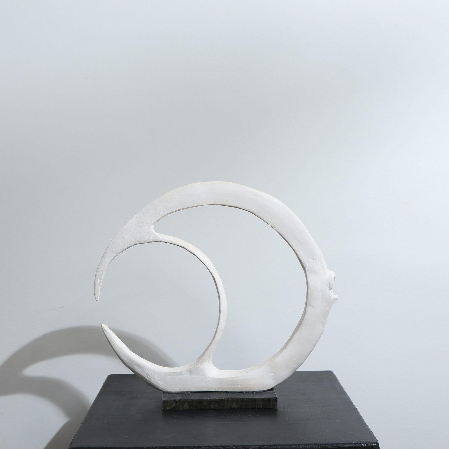 Sculpture de poisson minimaliste en porcelaine – ovoïdale