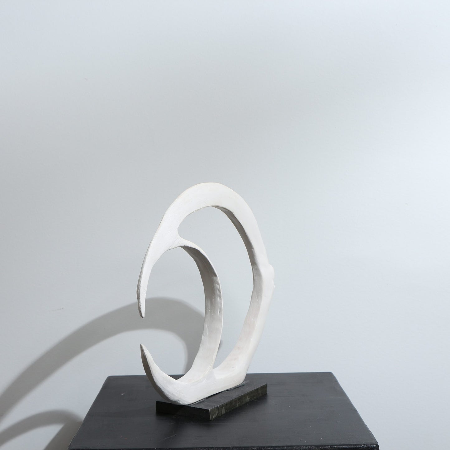 Sculpture de poisson minimaliste en porcelaine – ovoïdale