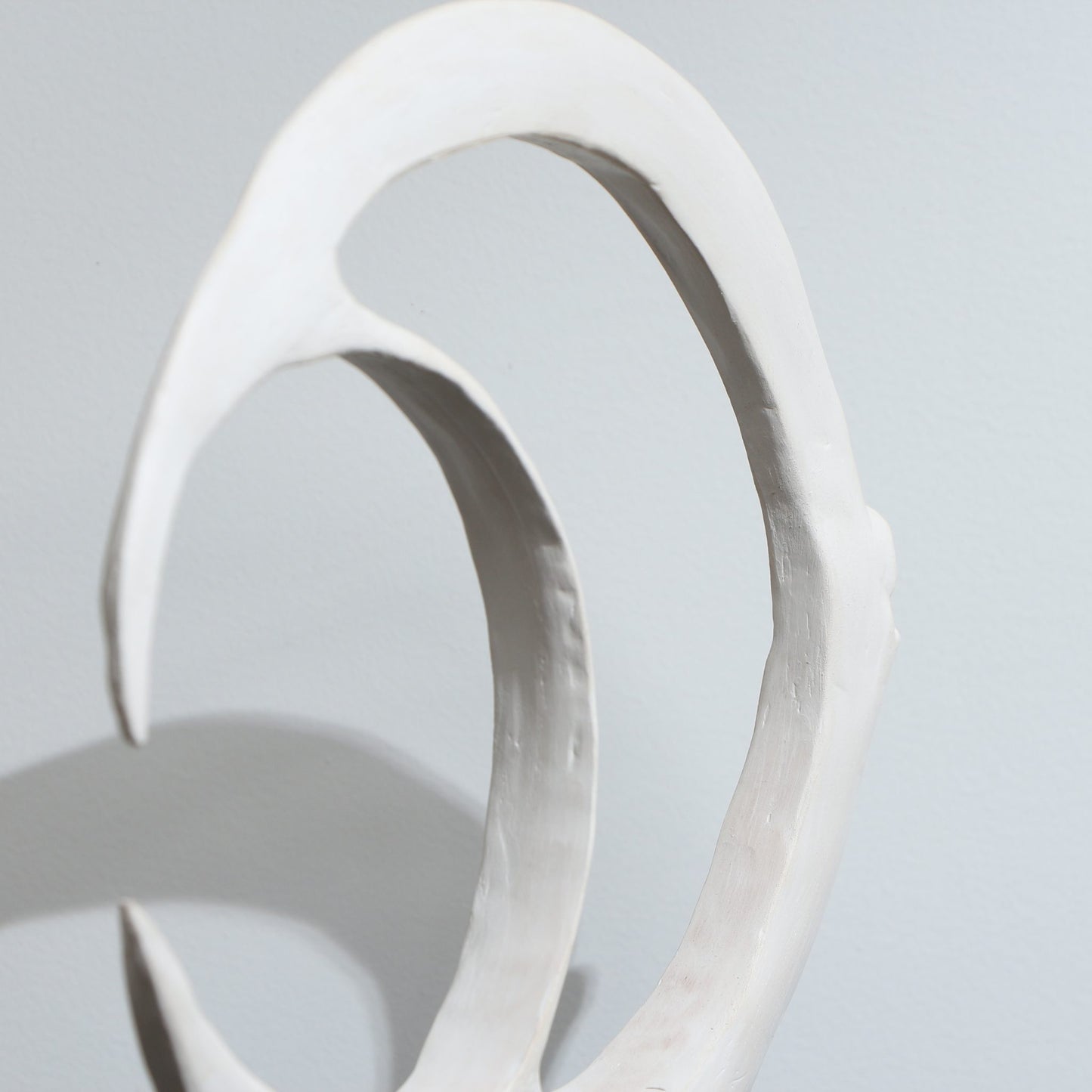 Sculpture de poisson minimaliste en porcelaine – ovoïdale