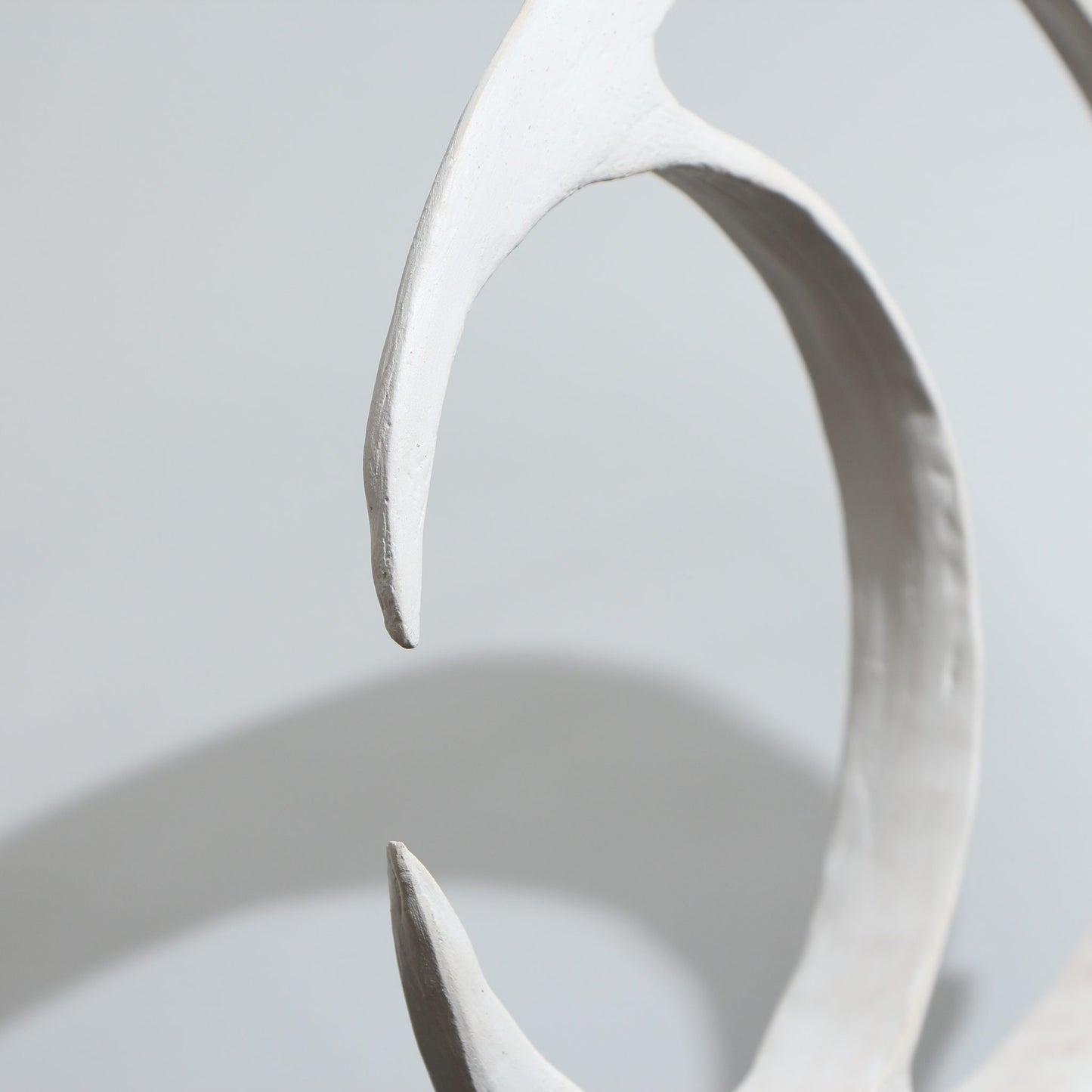 Sculpture de poisson minimaliste en porcelaine – ovoïdale