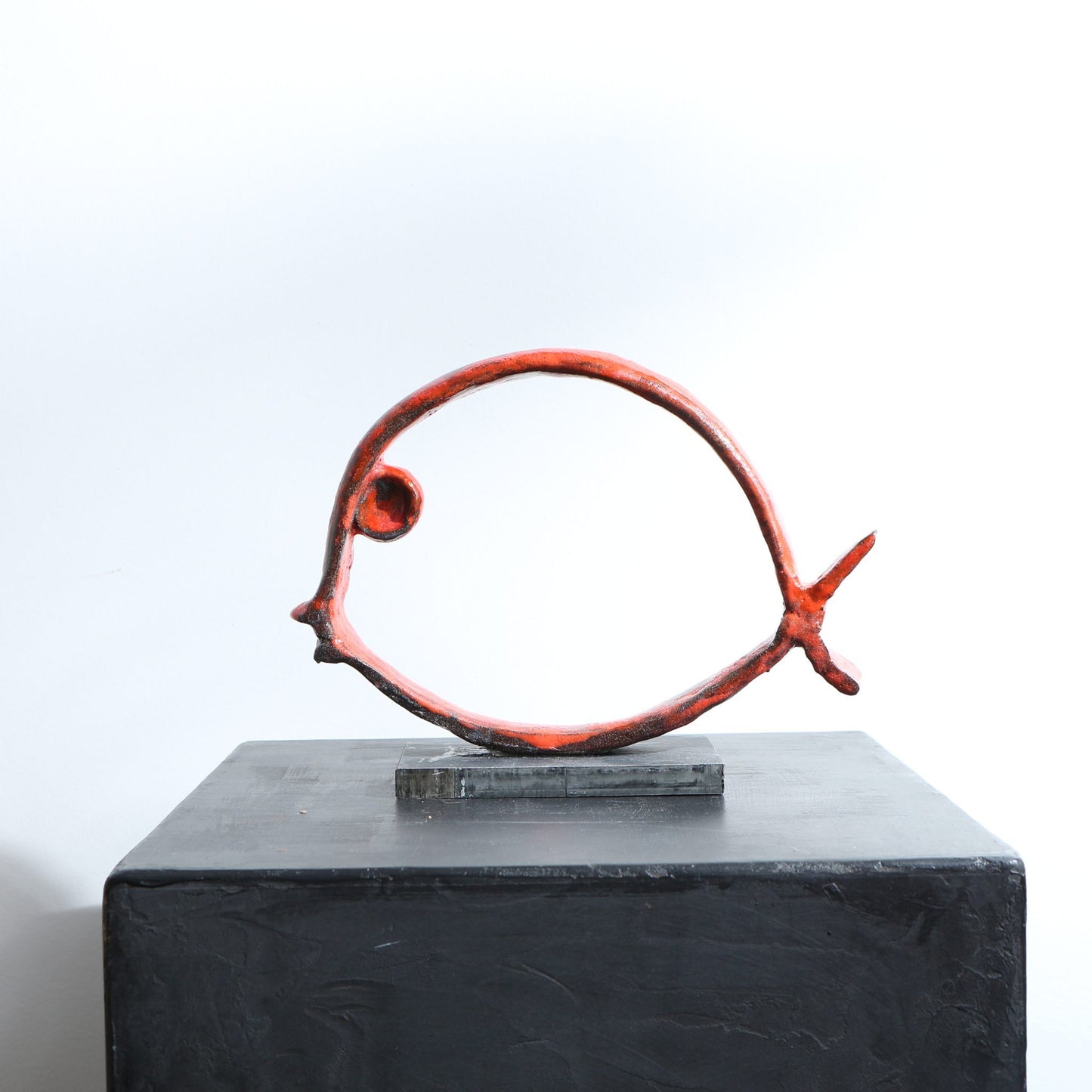 Sculpture de poisson minimaliste en céramique raku rouge