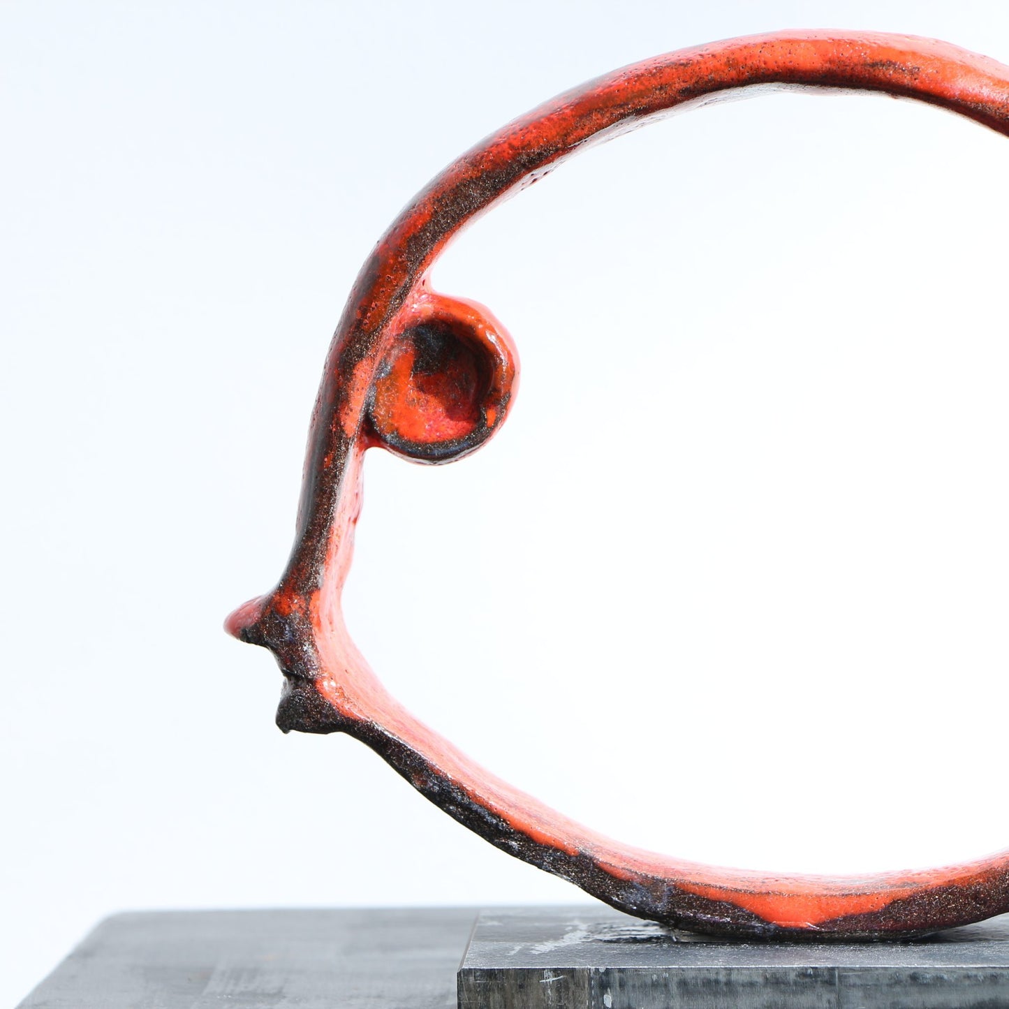 Sculpture de poisson minimaliste en céramique raku rouge