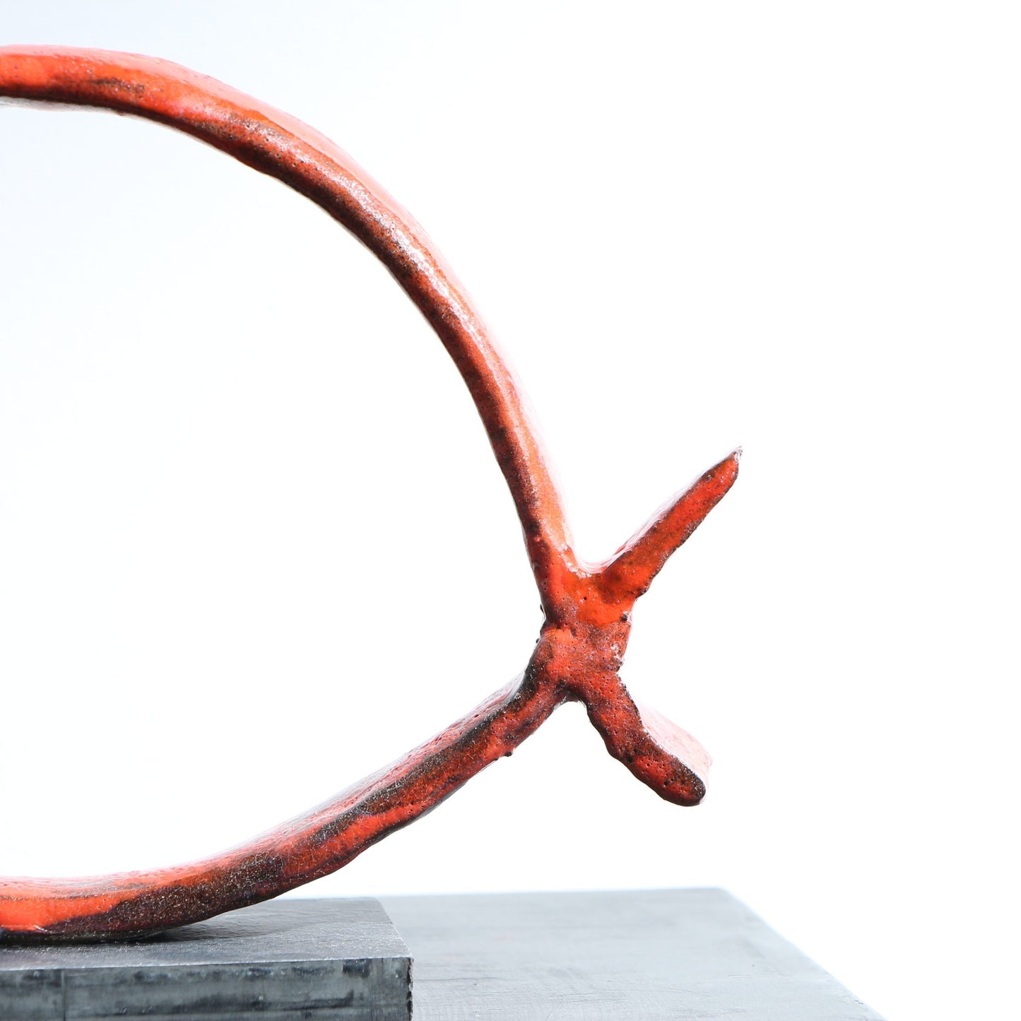 Sculpture de poisson minimaliste en céramique raku rouge