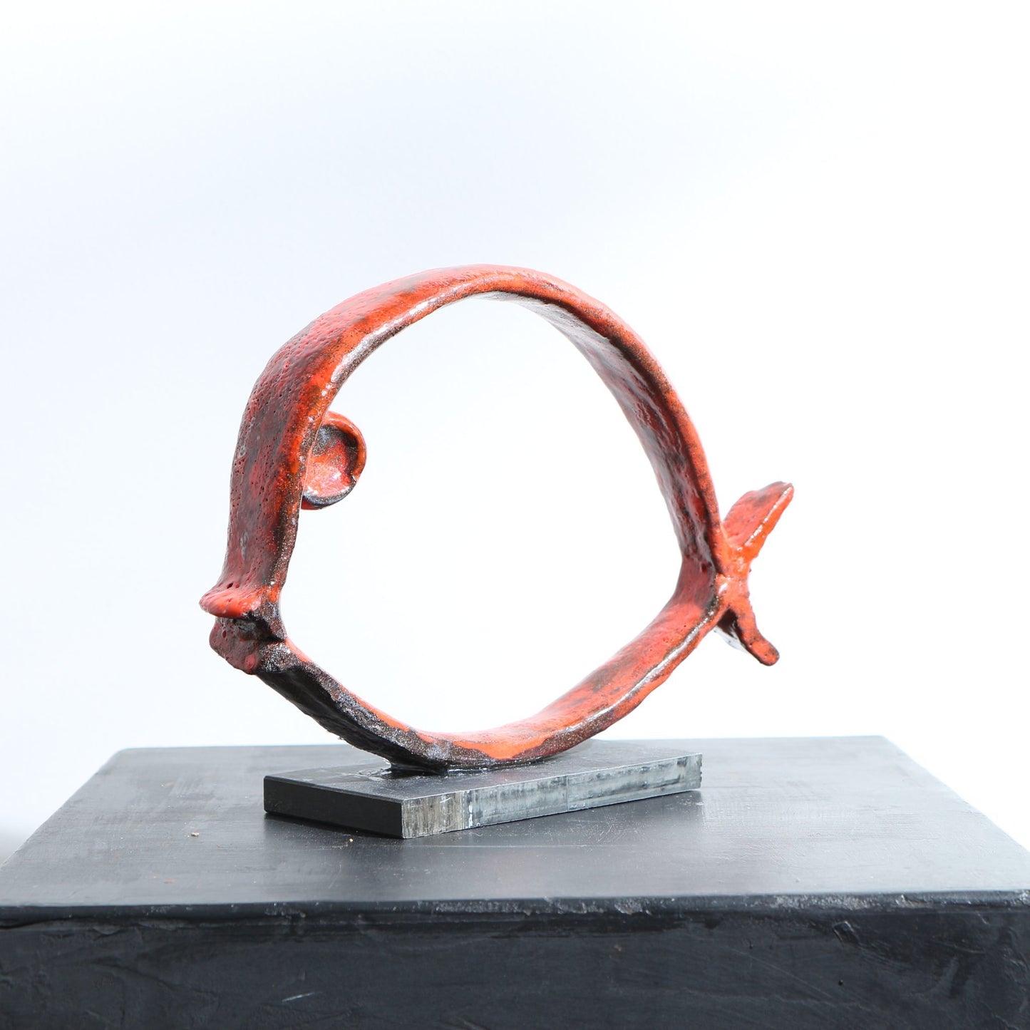 Sculpture de poisson minimaliste en céramique raku rouge