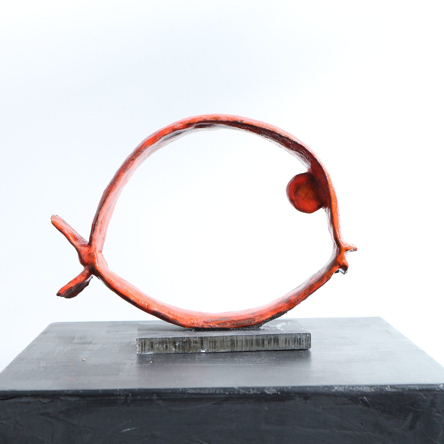 Sculpture de poisson minimaliste en céramique raku rouge