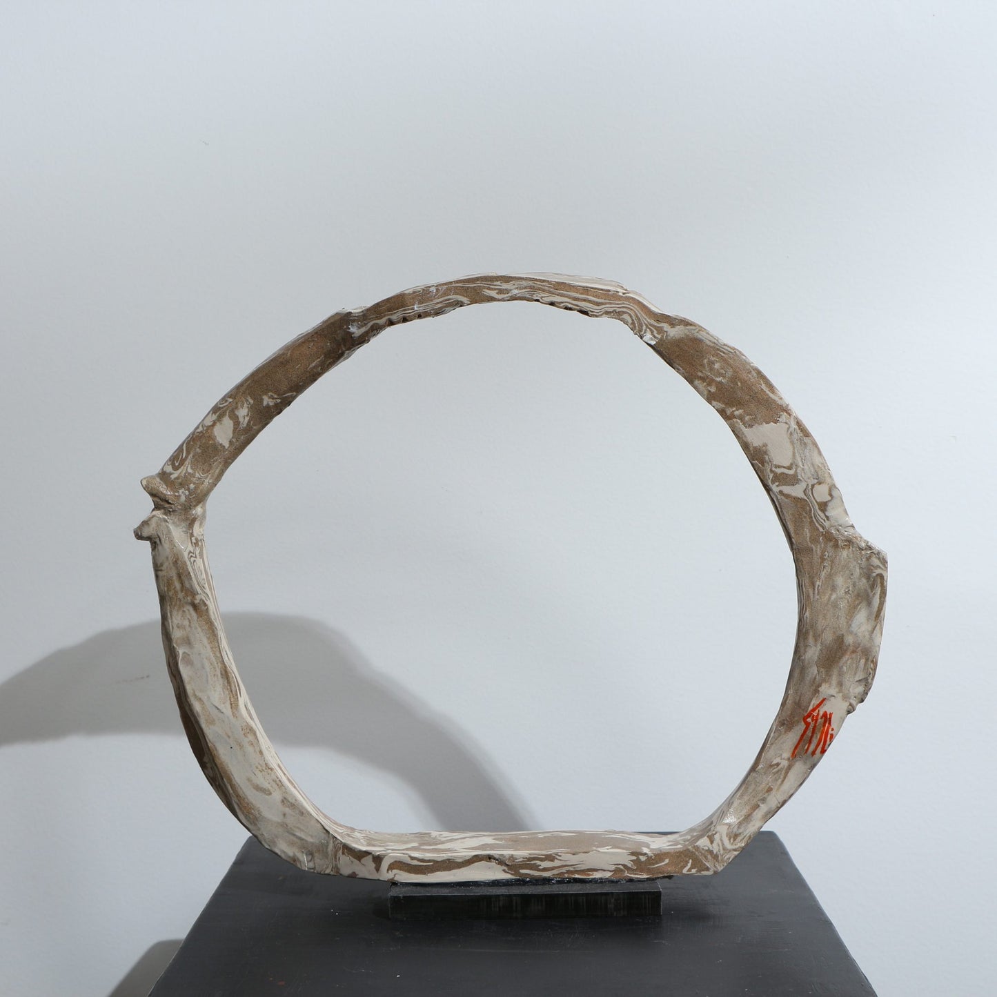 Sculpture de poisson minimaliste en terres mêlées