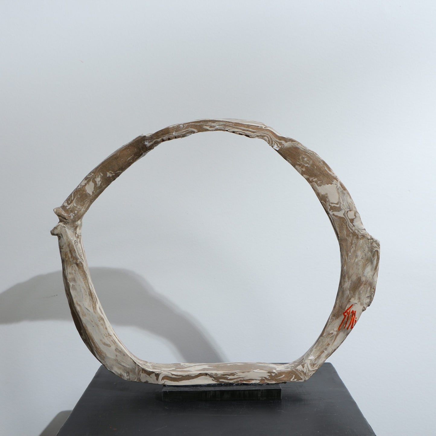 Sculpture de poisson minimaliste en terres mêlées