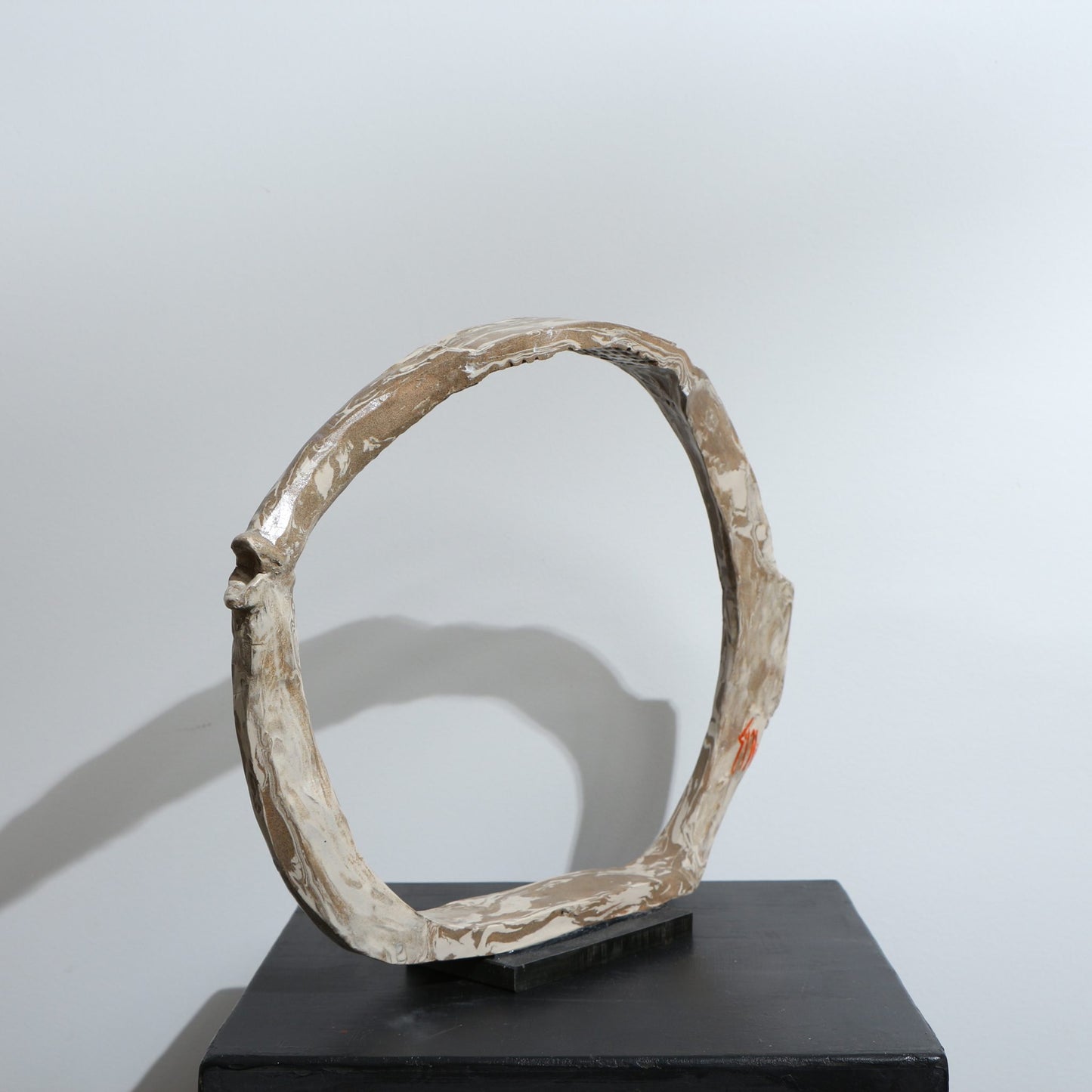 Sculpture de poisson minimaliste en terres mêlées