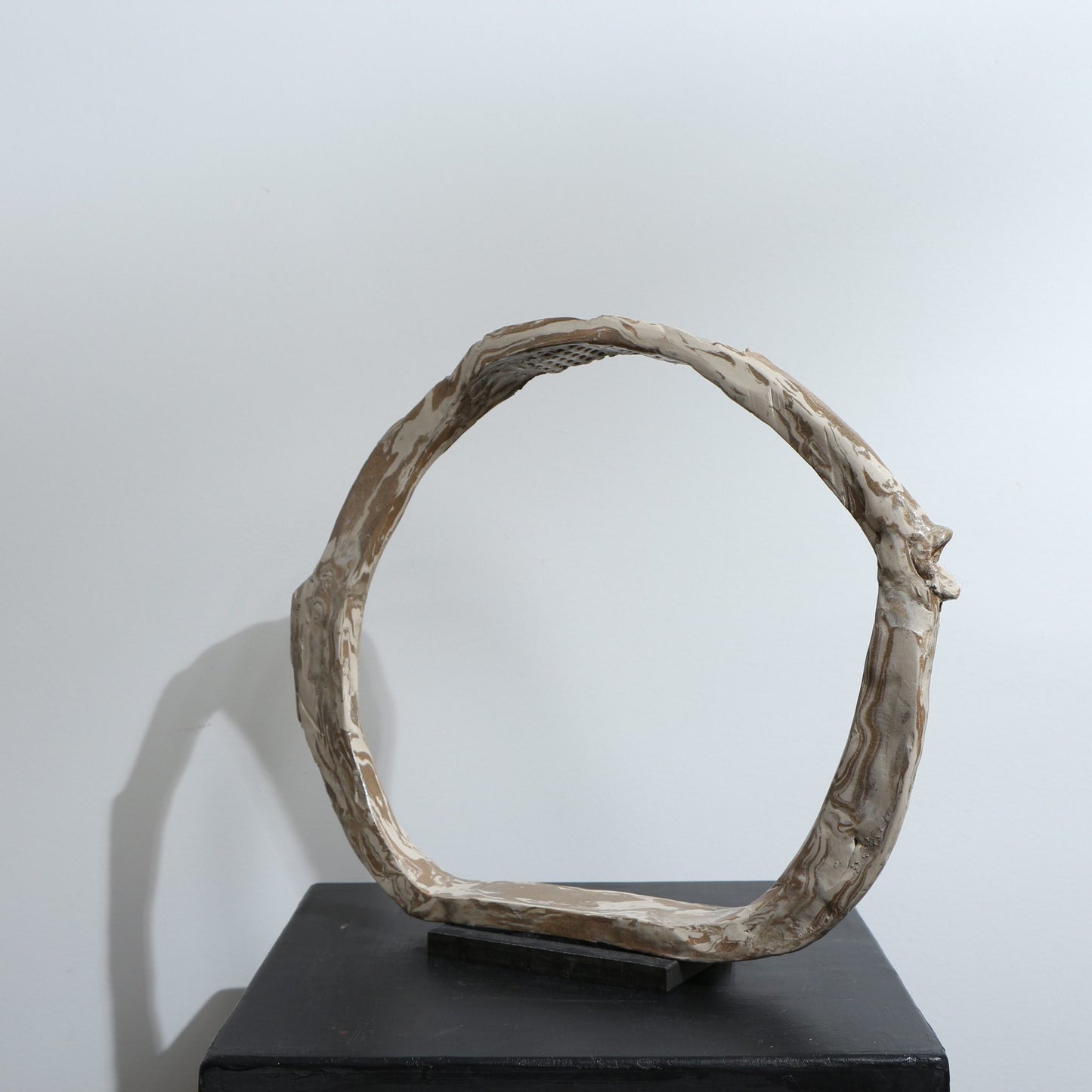 Sculpture de poisson minimaliste en terres mêlées