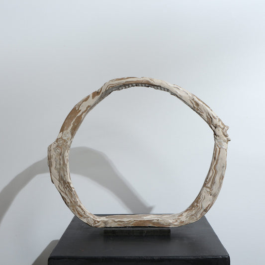 Sculpture de poisson minimaliste en terres mêlées