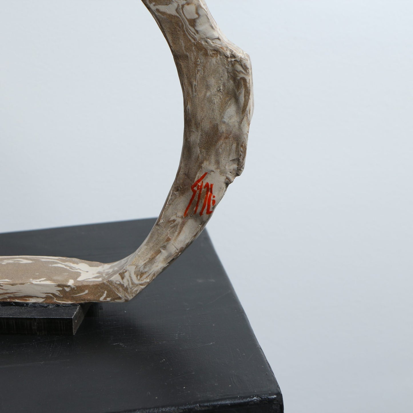 Sculpture de poisson minimaliste en terres mêlées