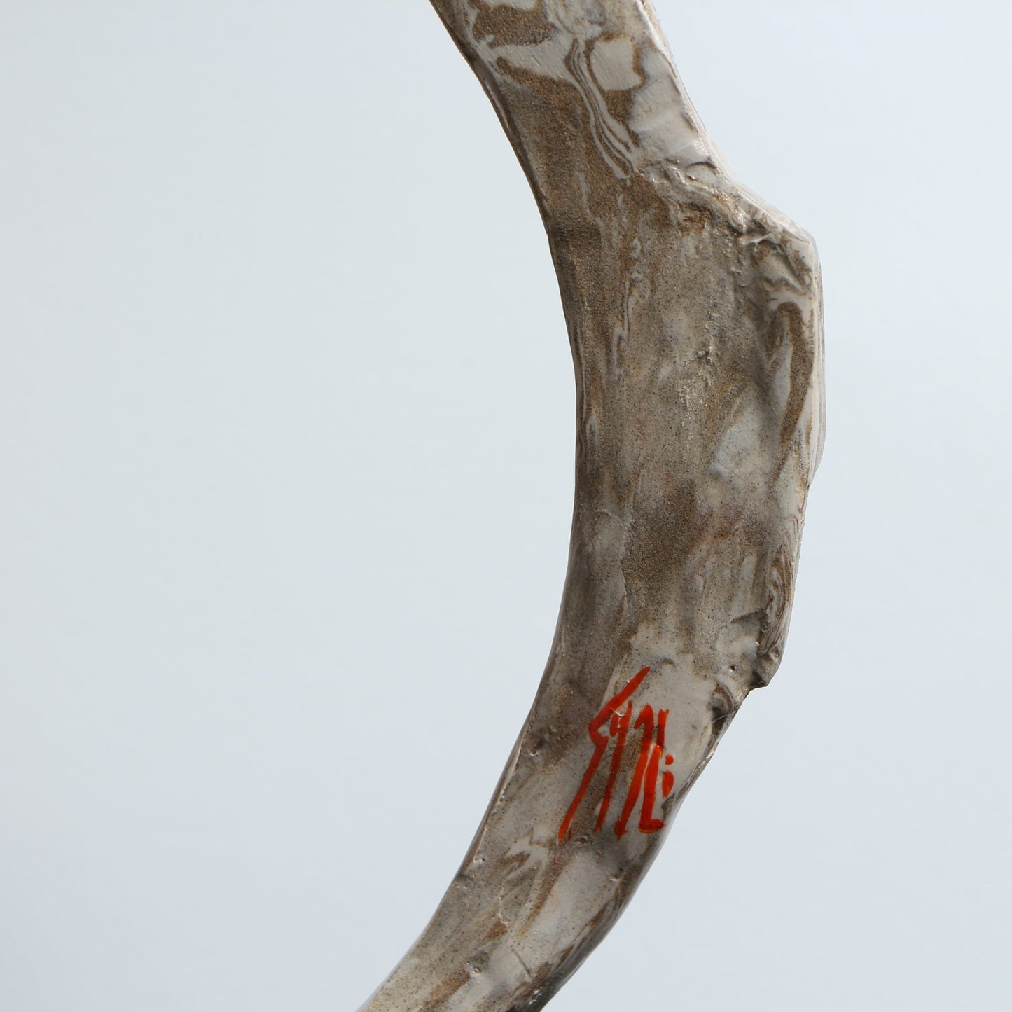 Sculpture de poisson minimaliste en terres mêlées