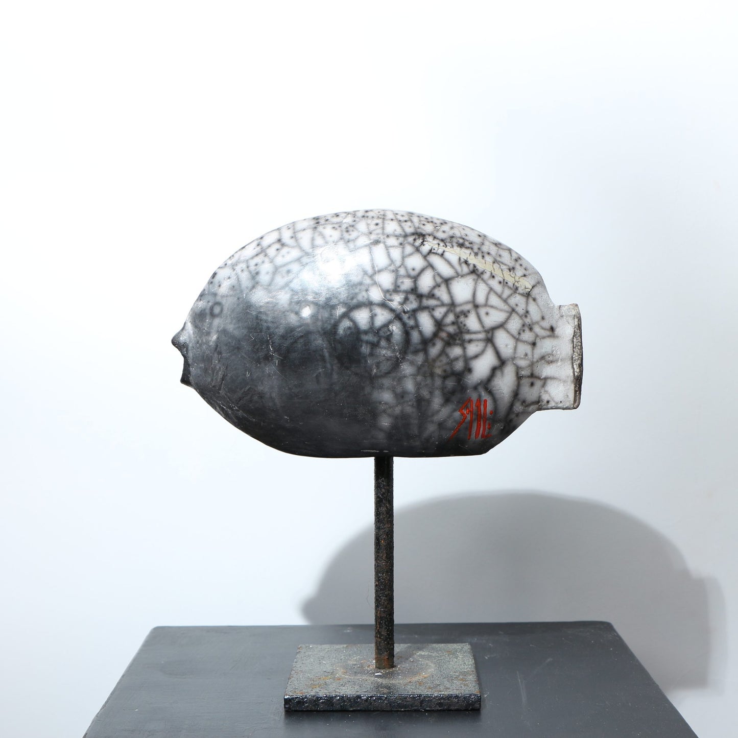 Sculpture poisson raku nu craquelé signature