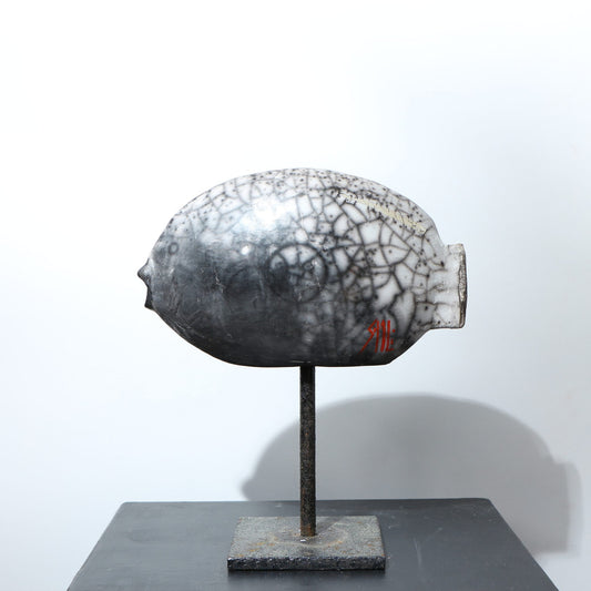 Sculpture poisson raku nu craquelé signature