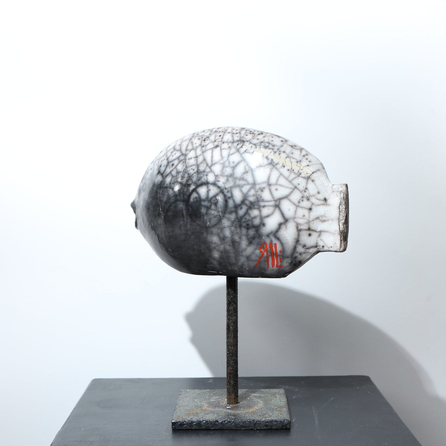 Sculpture poisson raku nu craquelé signature