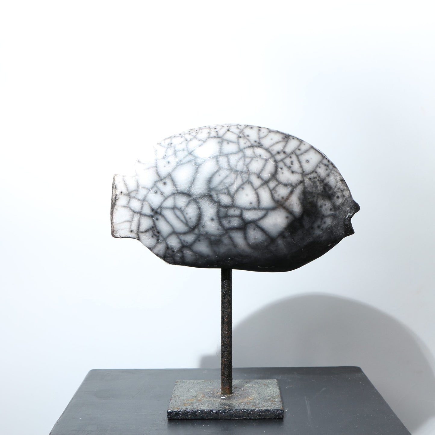 Sculpture poisson raku nu craquelé signature
